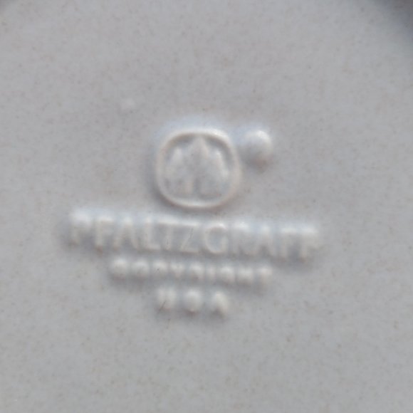 Vintage Pfaltzgraff Yorktowne 8" Basket Bowl - Picture 6 of 8